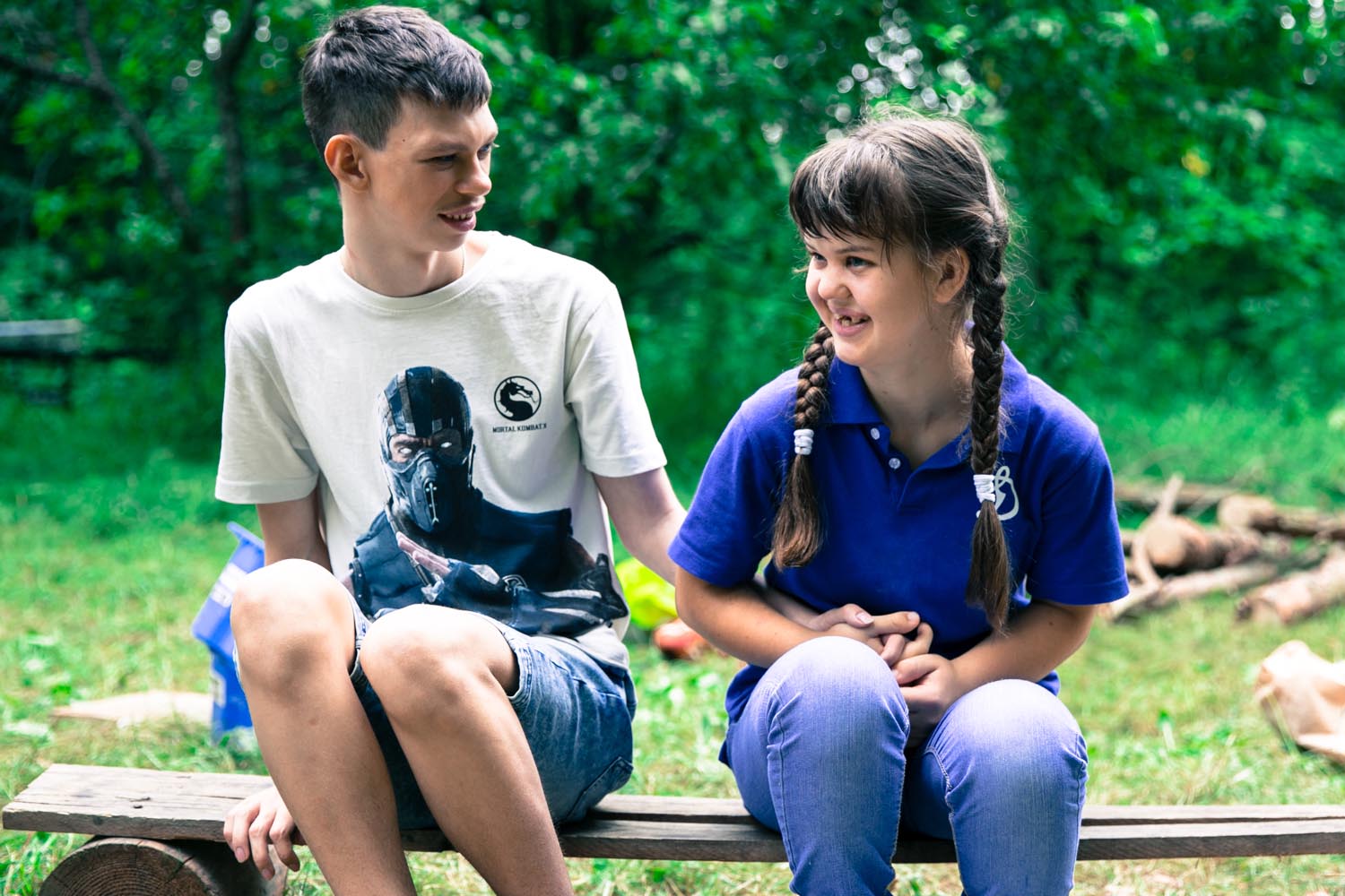Два подростка с синдромом вильямса общаются во время летнего слета